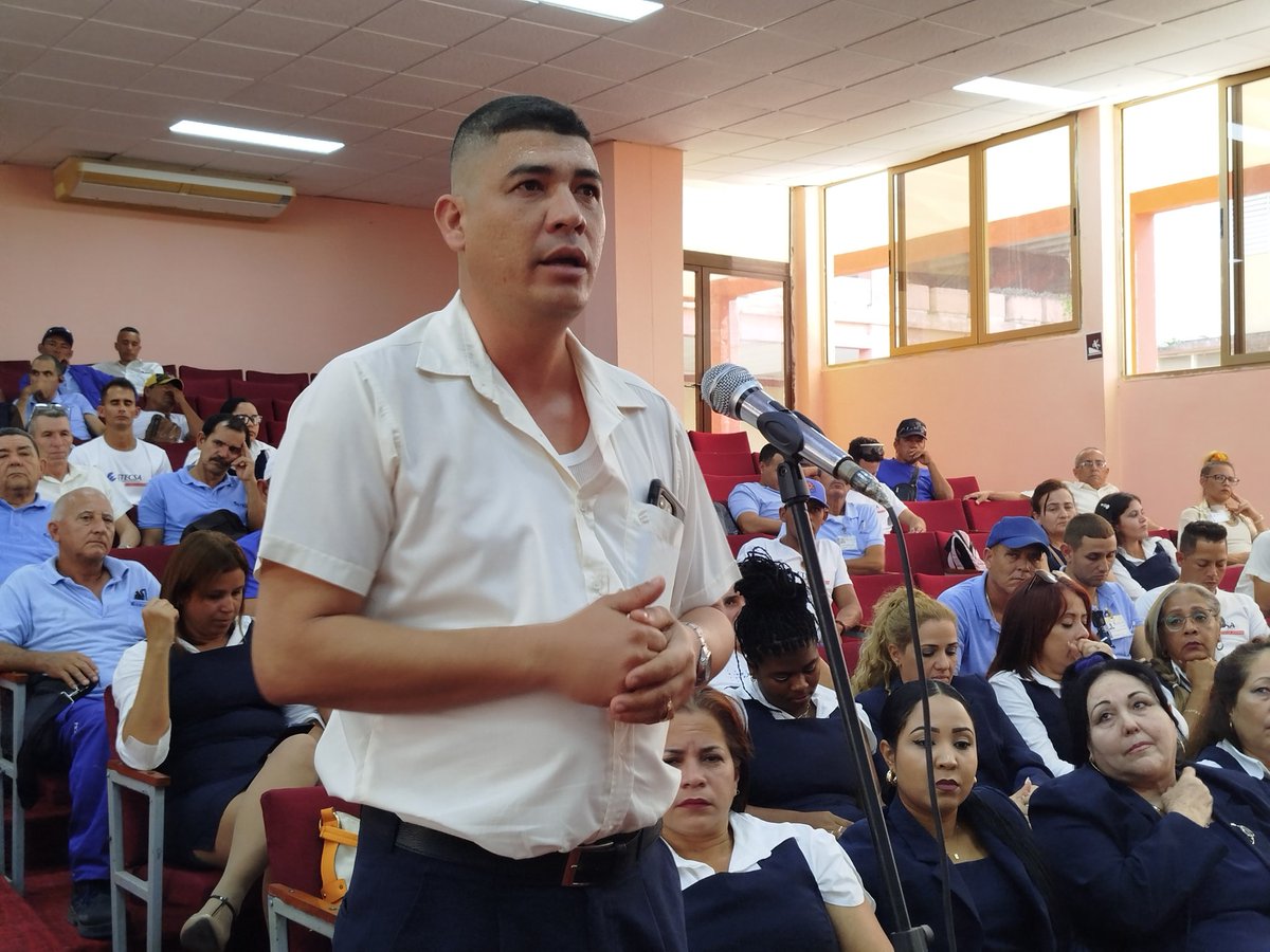 Será el municipio de Jesús Menéndez el que más se favorecerá con infraestructura tecnológica durante el 2025, en #LasTunas. Aumentarán servicios de voz y conectividad en ese territorio.
Asamblea Balance 2024.

<a href="/Ilia_Toirac_TV/">Iliana Toirac Ruiz</a> <a href="/NelsonFR71/">Nelson Francisco Reyes González</a> <a href="/Liagr23/">Lia Gómez Rodríguez</a> <a href="/TunasTV1/">@LasTunasTV</a> <a href="/ETECSA_Cuba/">ETECSA</a>