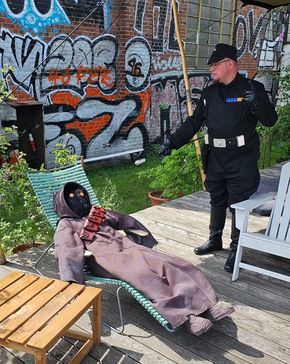 Caught this Jawa lounging, probably better than them stealing our power converters from our speeders…

ID-19583 of German Garrison 

#501st #501stLegion #StarWars #ImperialOfficer #ImperialOfficerCorps #IOC #DutyHonorEmpire #BadGuysDoingGood