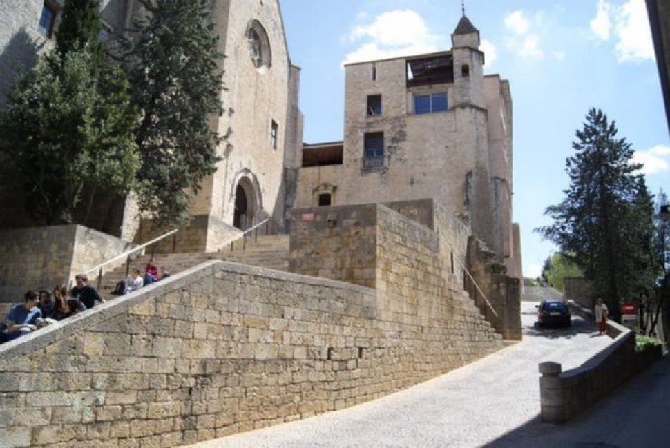 2023 en Guiu i jo vam anar a parlar amb regidora d’Ajunt. sobre accessibilitat a la uni i ens va agafar nums x anar informant ja q es van compometre a posar fil a l’agulla. Any 2025 ningú ens ha informat ni ha fet res, i a lletres hi ha nou estudiant amb♿️AJUDEU A FER DIFUSIÓ‼️📣