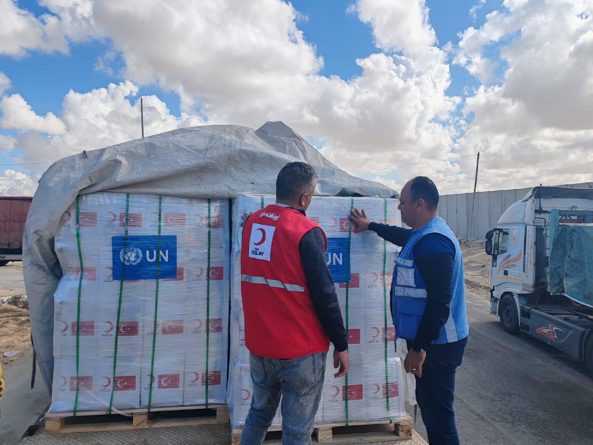FatmaMericYlmaz's tweet photo. Bağışlarınız Gazze’ye Ulaşıyor! 🇹🇷

10.000 gıda kolisi ve 52.000 kurban konservesinden oluşan insani yardım malzemelerimiz Refah Sınır Kapısı’nda. 

Aşevlerimiz, zorlu şartlara rağmen ilk günden bu yana kesintisiz hizmet verirken, ateşkesle birlikte bağışlarınızı ihtiyaç sahiplerine ulaştırmaya devam ediyoruz. #Gazze