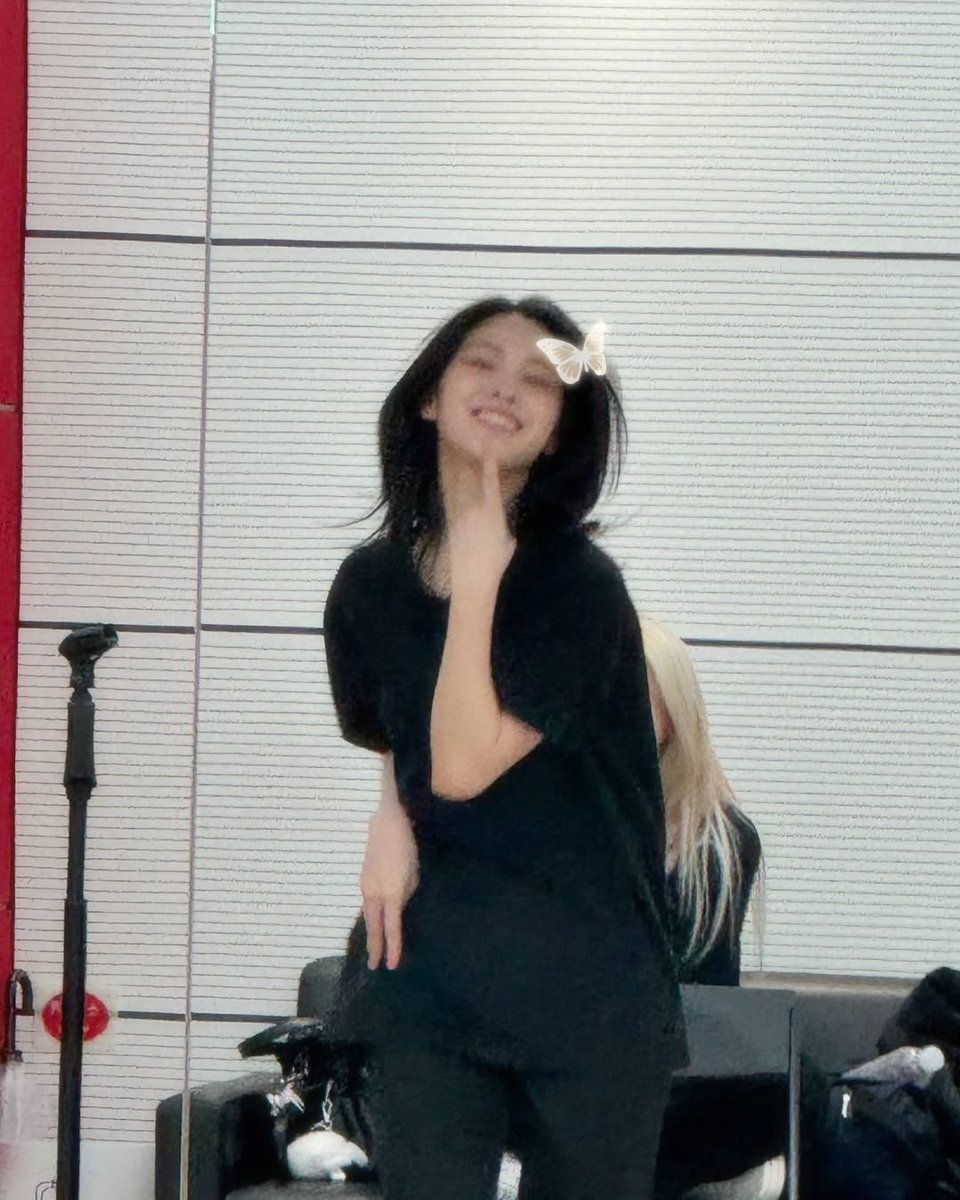 yejbii's tweet image. Do you remember this, Ryuddaeng? This was taken during our practice when you struck an adorable pose—I just couldn’t resist capturing the moment! ‹3 Even though it’s a bit blurry, your beauty still shines so brightly. Stay playful like this, my Ryu! 🥺