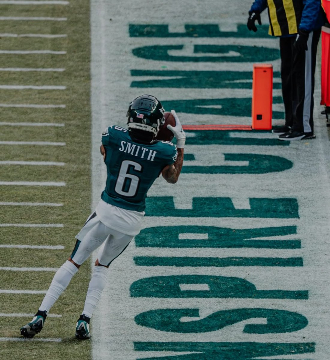 kb_973's tweet image. For the Commander fans that said DeVonta Smith was out of bounds…