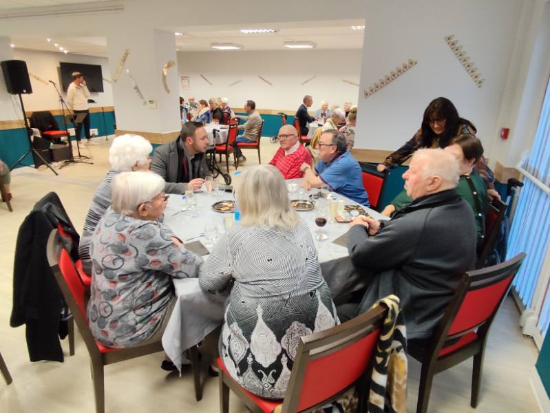 Joyeux anniversaire Brigitte ! 💐🍫🎂
Cet après midi, avec mes collègues Sabrina et <a href="/BricheTanguy/">Tanguy Briche</a>, nous sommes allés souhaiter nos vœux aux résidents du FLAC de #SaintPolsurMer ! L'occasion de souhaiter un bel anniversaire à Brigitte et de lui offrir une boîte de chocolats ! 😁