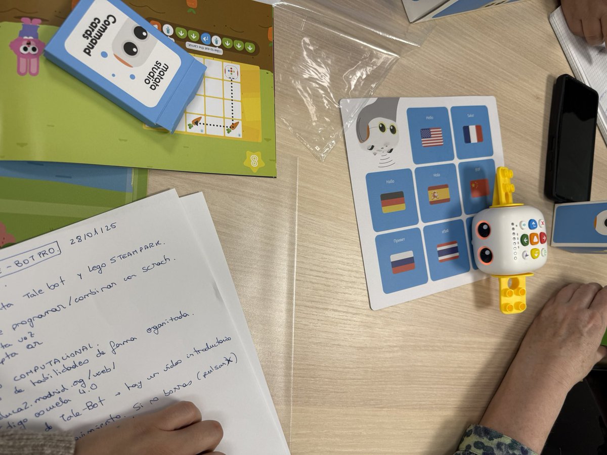 Los robots #talebot llegan al #Ismie para conquistar a todos los docentes. Seguro que también conquistarán a los alumnos cuando lleguen a sus centros. #IF_CMadrid #codigoescuela4punto0 #codigoescuela4_0_madrid