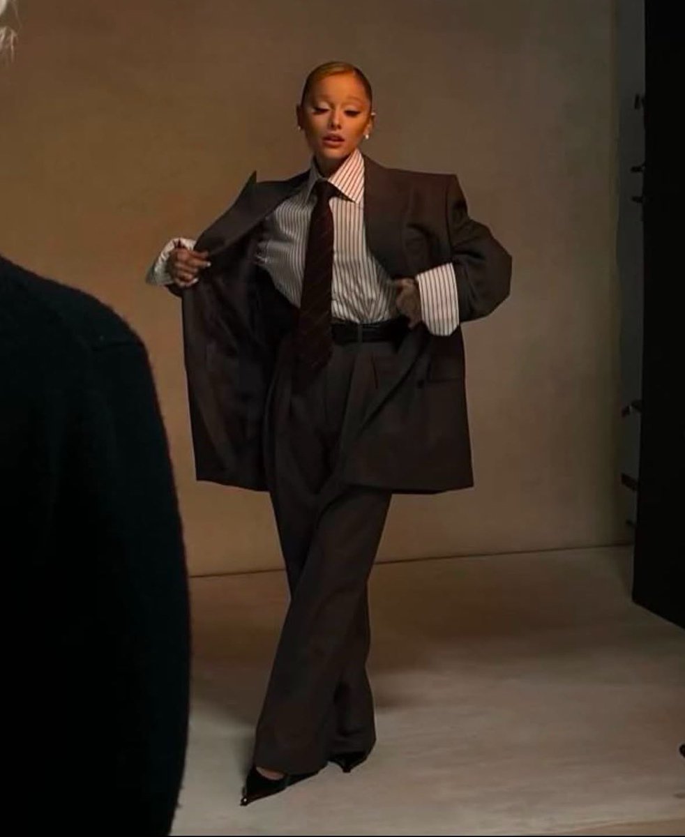 Good__Graces's tweet photo. Ariana in a suit, save me https://t.co/GneSzPJKUH
