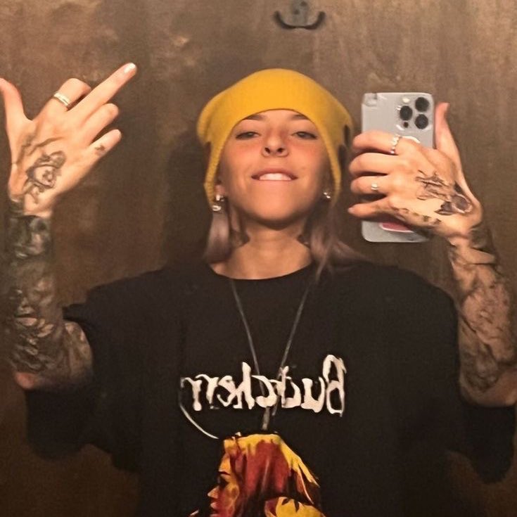cuando miko suba tiktok cantando gata con un outfit de estos then what