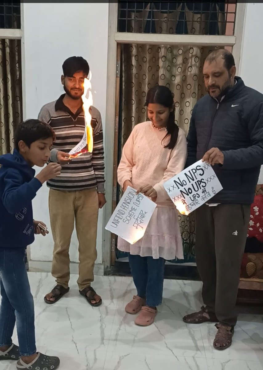 हर तरफ़ बस एक ही शोर 
UPS पर हल्लाबोल 

#NoNPS_NoUPS_OnlyOPS 
#RestoreOPS 

<a href="/ravishndtv/">ravish ndtv</a> 
<a href="/Aamitabh2/">Amitabh Agnihotri</a> 
<a href="/journo_jitendra/">Jitender Bhardwaj</a> 
<a href="/vijaykbandhu/">Vijay Kumar Bandhu</a> 
<a href="/Sthitaprajna_G/">sthita prajna</a>
