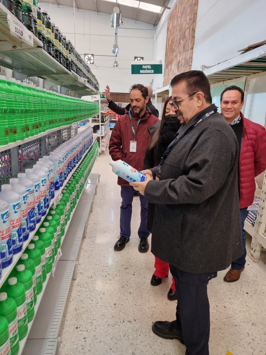 Visita titular de #IMSSZacatecas, Dr. Leopoldo Santillán Arreygue, la tienda IMSS-SNTSS No. 60 de #Zacatecas a fin de conocer el funcionamiento y garantizar el buen desempeño.