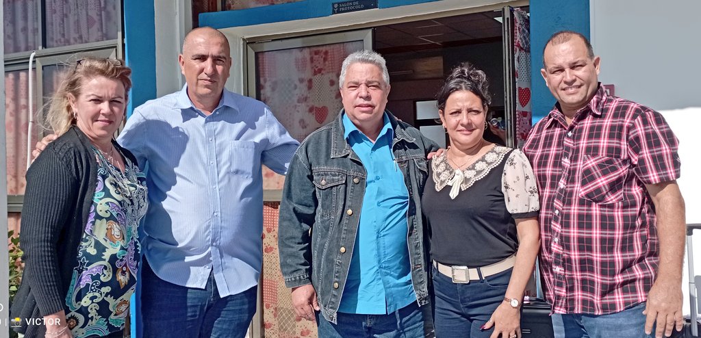 VictorV20545079's tweet photo. Llega a nuestro territorio #Pinero🌲y reciben @LorenzoOsbel @PartidoPCC y @Yusmary74750470 @ctc_isla a los compañeros Secretario General de la @CubaCentral @UlisesGuilarte @Isdalys1 y nuestro Presidente Nacional de la #ANIR @lidiermachado https://t.co/4amEL0VjNG