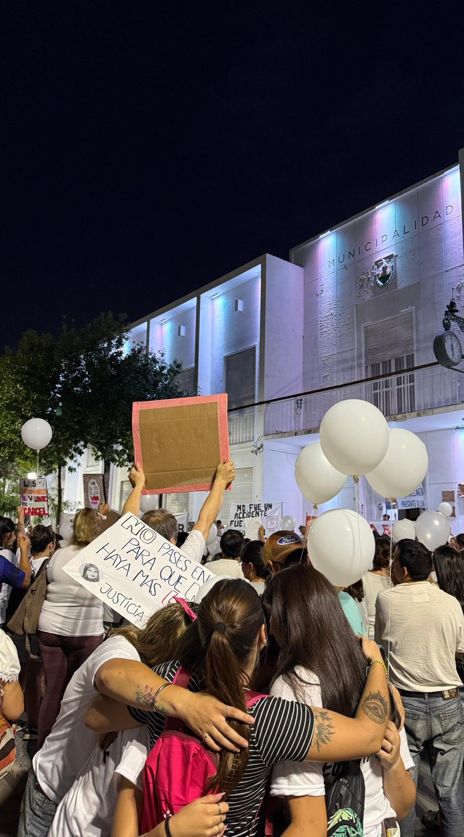 riosofiia's tweet photo. Acá estamos Li, todas juntas unidas luchando por vos, las tuyas, el grupito de siempre, tus amigas.
JUSTICIA POR LIA.
te amo mi mariposita🦋🤍🪽 https://t.co/dlGCLXkaZQ