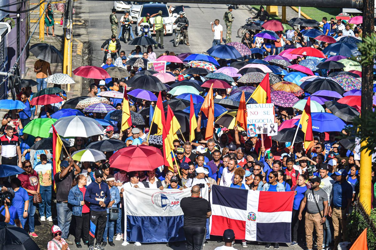 SomosFER_'s tweet photo. ¡CON LA SALUD DE LOS ESTUDIANTES NO SE JUEGA!

Por segunda día el FER , la ADP y otras organizaciones sociales y populares de San Fco. de Macorís marcharon por las principales calles del municipio, exigiendo respuesta reales a los constantes casos de intoxicaciones de estudiantes https://t.co/ViW8mAEN3I