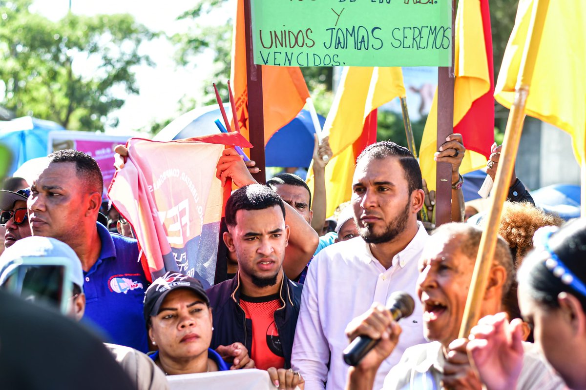 SomosFER_'s tweet photo. ¡CON LA SALUD DE LOS ESTUDIANTES NO SE JUEGA!

Por segunda día el FER , la ADP y otras organizaciones sociales y populares de San Fco. de Macorís marcharon por las principales calles del municipio, exigiendo respuesta reales a los constantes casos de intoxicaciones de estudiantes https://t.co/ViW8mAEN3I