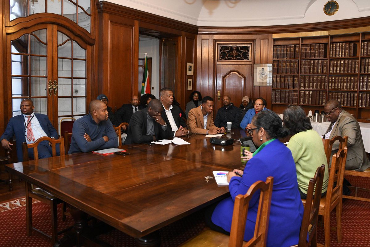 DIRCO_ZA's tweet photo. #SAInUK🇿🇦🇬🇧 | Minister Ronald Lamola meets South African High Commission staff at South Africa House in London on 28/01/2025. The meeting focused on strengthening SA-UK relations, trade, citizen support, and economic development. H.E. Jeremiah Mamabolo is SA’s High Commissioner. https://t.co/1PrkdyuCKA