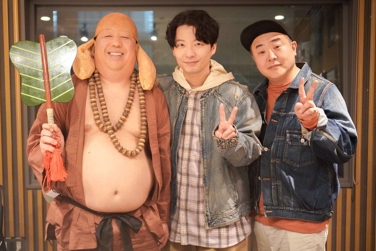 gen_senden's tweet photo. 今夜の #星野源ANN は星野源 誕生日SPということで、バナナマン日村さん＆作家オークラさんが登場！
今回は“布袋さま”の姿でリスナー＆星野さんの悩みに向き合ってくださいました。

新曲 #星野源_Eureka の感想も沢山ありがとうございました！ぜひ“2億2回”聴いてください！
https://t.co/yLIKc0gtwP https://t.co/I7mLUNZLVr