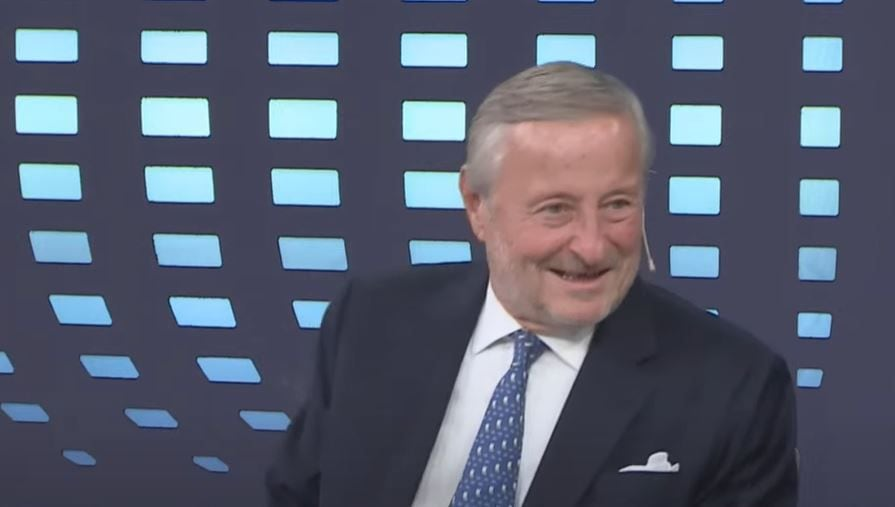 revisbarcelona's tweet image. Alegría | Jubilados celebran la reducción de impuestos a los autos de alta gama