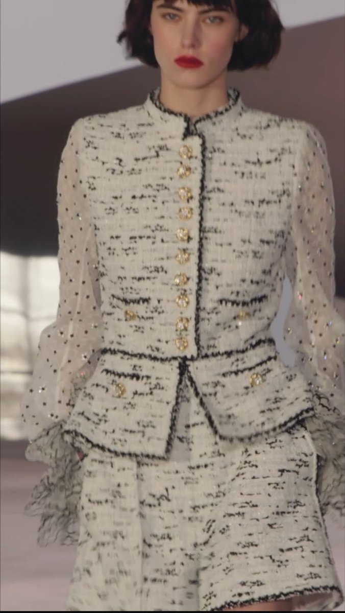 CRjulio2017's tweet photo. Femininity and drama. Soft waves and intense lips. @CHANEL #chanelspringsummer #chanelbeauty https://t.co/0bc2Blluel