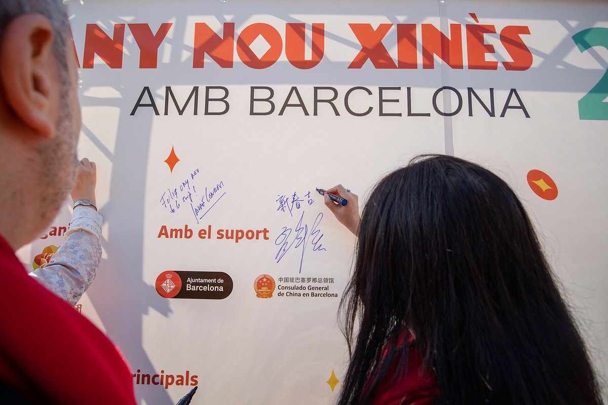 L’alcalde de <a href="/bcn_ajuntament/">Ajuntament de Barcelona</a>, Jaume Collboni i Meng Yuhong, <a href="/ConsulChinaBcn/">Consulado General de China en Barcelona 中国驻巴塞罗那总领馆</a>, amb Shufen Chen, presidenta de @bcnhuaxingartsgroup, van donar la benvinguda a l’Any de la Serp de Fusta, amb la cerimonia del "toc del Gong", que marca l’inici de la celebració de l’#ANXBCN25.
