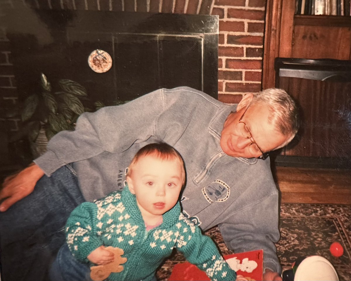 killmeslxwer's tweet photo. I miss my grandpa https://t.co/aLAgzDyqDp