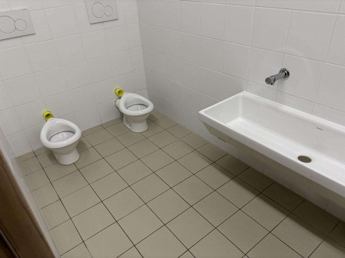 🏫 Visite du chantier de la future école maternelle Jean Jaurès de #Châtillon en présence du maitre d’œuvre, des services municipaux de la communauté éducative et des parents d’élèves.

Cérémonie du sapin 🌲 avec mon Adjoint <a href="/antoinejouenne/">Antoine Jouenne</a> pour marquer la pose de la charpente et