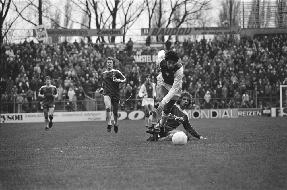 Ik sprak gisteren met Hesterine de Reus van Ajax en Marieke Visser van Hera United. Zij verheugen zich op de terugkeer van de stadsderby in het Amsterdamse voetbal - bij de vrouwen. De laatste was in 1978 tussen Ajax en FC Amsterdam (foto).

Verhaal op sportgeschiedenis.nl/sporten/voetba…