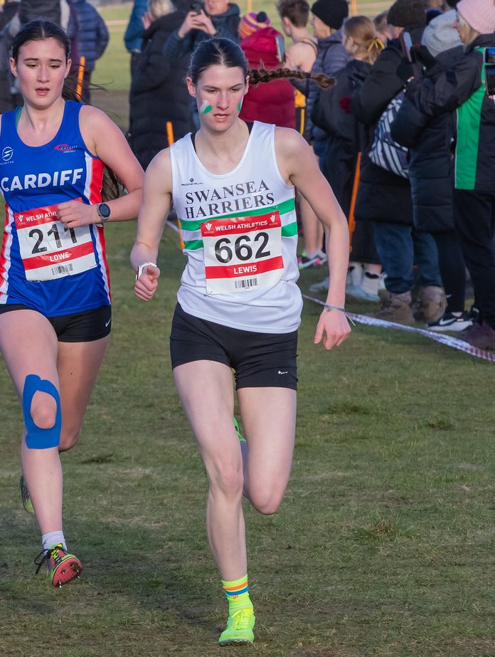 Huwlws's tweet photo. Strong run for Hollie taking under 20 🥈 @WelshAthletics cross country champs in Pembrey @SwanHarrierDev https://t.co/sn9H1zF5aX