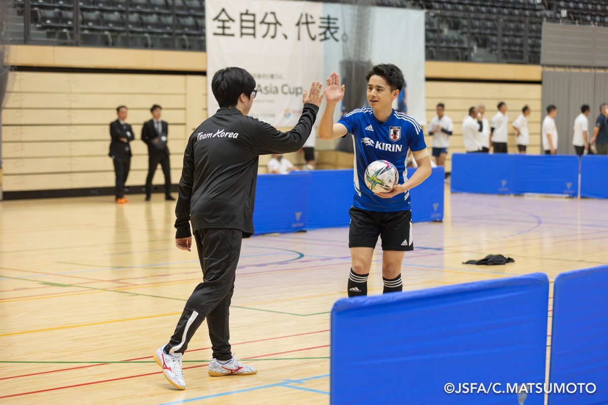 sf_2016japan's tweet photo. 【DREAM ASIA CUP 振り返り_01】
前日練習をこなす日本代表選手に混じり、合同チーム（DAU）で出場する韓国人選手の姿が。片言の言語で交流を図る両国選手。今大会の目的の一つが「国際交流」です。
⭐️クラウドファンディング挑戦中！
https://t.co/8nmXr0a7rv 

#JSFA
#DreamAsiaCup
#socialfootball https://t.co/cbCj4ejGUS
