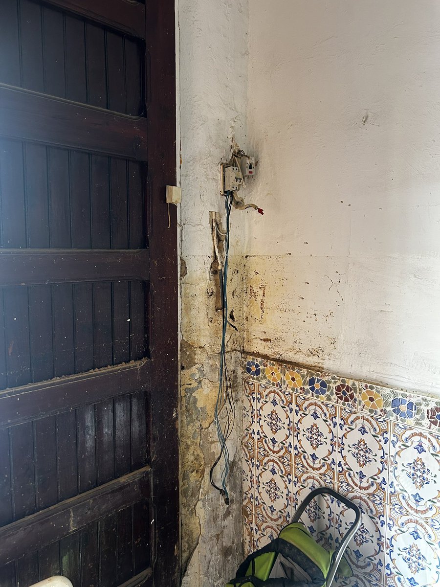 TUIT LARGO PERO NECESARIO:🥹
Salgo de una casa, por llamarla de alguna manera, solo una bombilla, un enchufe, cocinando sobre una encimera con un solo foguer y encontrada, la puerta la cierran con una maceta para que no se abra, la ventana se queda abierta entra frío, la mujer no