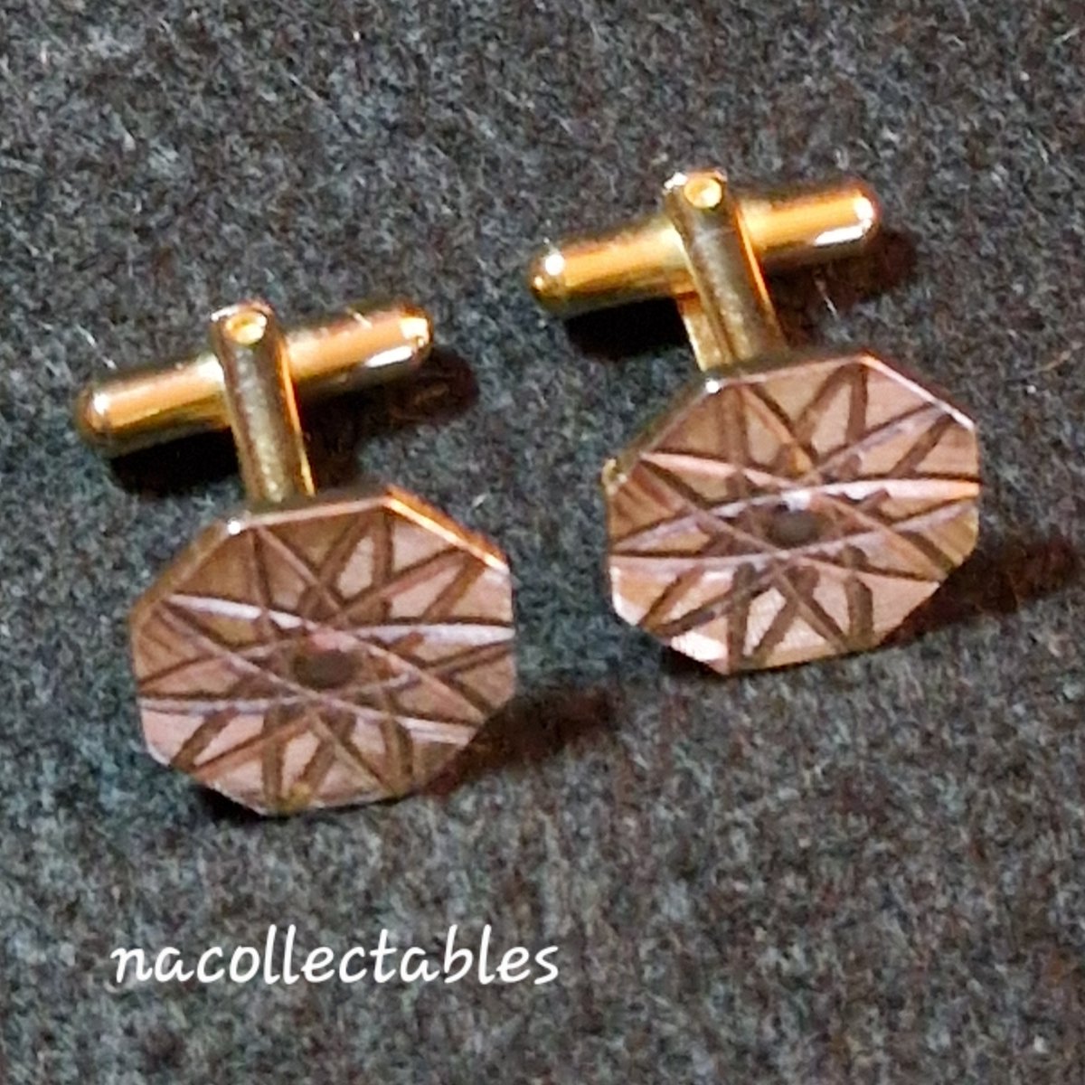 nacollectables's tweet photo. Some nice Atomic design cufflinks in a gold tone metal. Stylish cufflinks for the well dressed gent.
@EverRotating #vintageshowandsell #cufflinks #atomicdesign #vintagestyle #vintagedesign #retrostyle #retrodesign #vintagejewellery #retrojewellery https://t.co/BREJ3Rgc8m