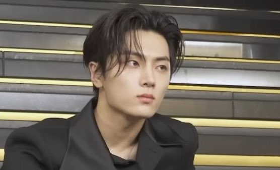 티존 미남들은 앞머리를 까야돼
정확히는 눈, 눈썹, 미간을 가리지말아야함