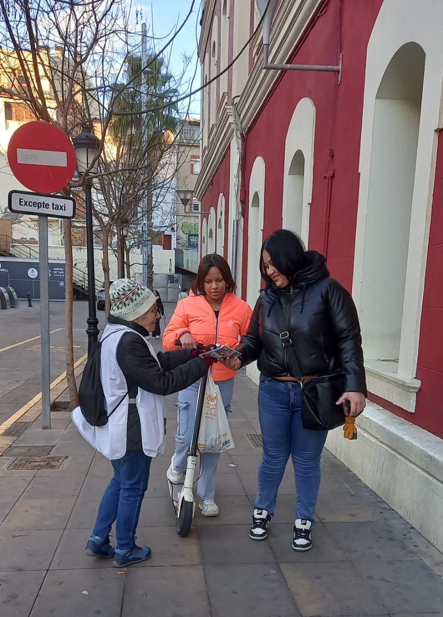 ANCLHospitalet's tweet photo. Avui l’ANC ha fet diverses accions en estacions de Rodalies per posar en relleu el tracte colonial i discriminador que patim sota el règim espanyol. Això ho arreglarem quan els catalans maneguem els nostres impostos i inversions! #independència https://t.co/TO9Gt6aMAi