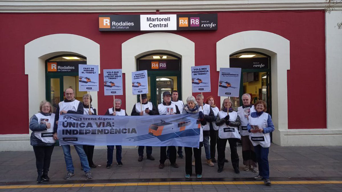 ANCLHospitalet's tweet photo. Avui l’ANC ha fet diverses accions en estacions de Rodalies per posar en relleu el tracte colonial i discriminador que patim sota el règim espanyol. Això ho arreglarem quan els catalans maneguem els nostres impostos i inversions! #independència https://t.co/TO9Gt6aMAi