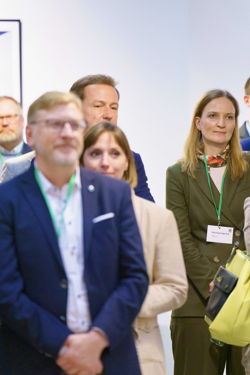 Hamburger Senat (@senat_hamburg) on Twitter photo Bei der Jahresauftaktveranstaltung der Wohnungsbaugenossenschaften hat Bürgermeister <a href="/TschenPe/">Peter Tschentscher</a> heute den Genossenschaften für ihren Einsatz für bezahlbaren Wohnraum gedankt. Im „Bündnis für das Wohnen“ gehen Senat und Wohnungswirtschaft Herausforderungen gemeinsam an. Bei der Jahresauftaktveranstaltung der Wohnungsbaugenossenschaften hat Bürgermeister <a href="/TschenPe/">Peter Tschentscher</a> heute den Genossenschaften für ihren Einsatz für bezahlbaren Wohnraum gedankt. Im „Bündnis für das Wohnen“ gehen Senat und Wohnungswirtschaft Herausforderungen gemeinsam an.