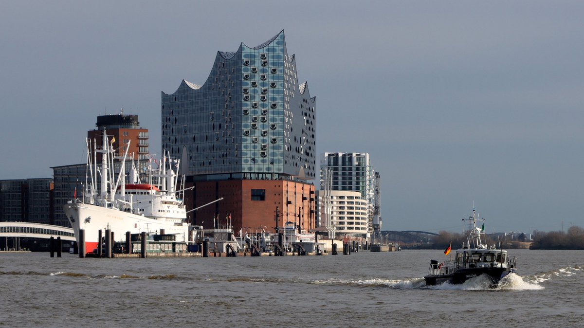 RickyGTS's tweet photo. Hafen‘#Zollboot OEVELGÖNNE … ab heute neu in meinem 📸Portfolio 🙂👍🏻 #DeutscheZoll 📸 #Hamburg https://t.co/ZpA5EsLzYr
