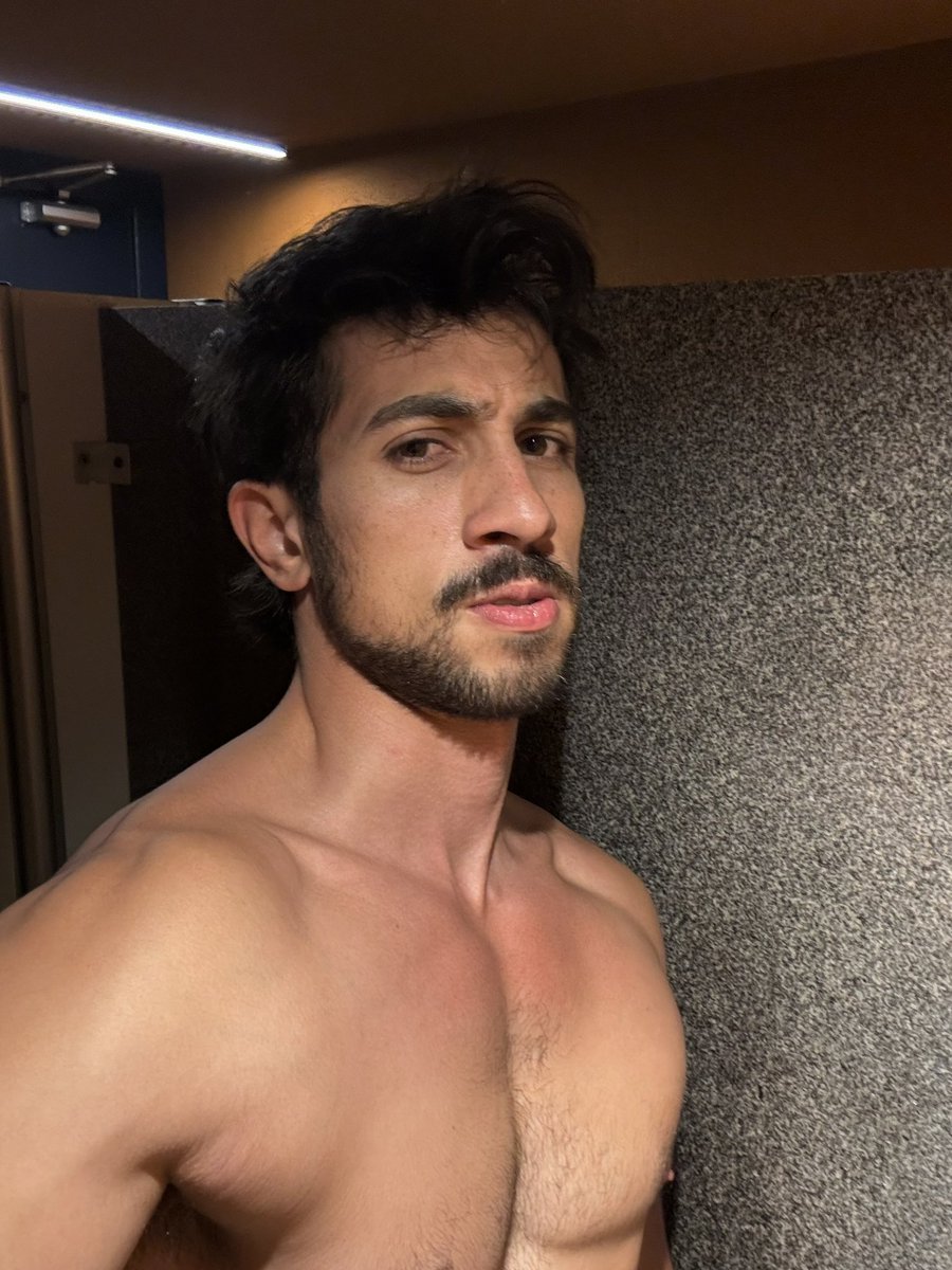 _arturho's tweet photo. promovido a ficar sem camisa no banheiro da cafeteria, é mole? https://t.co/DCwwiDgB0q