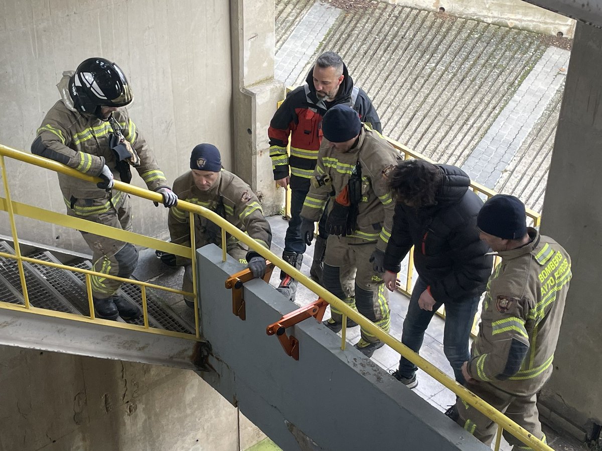 Urbantech_es's tweet photo. Hoy jornada de demostración y formación en @BomberosBurgos  de su Anclaje RAFA L de Hignovate.

Anclaje temporal para Bomberos :
Ligero
Versátil para múltiples escenarios 
Certificado EN795 TYPE B, 
CEN/TS 16415 TYPE B
Hasta 22KN 

información demostraciones : info@urbantech.es https://t.co/RSQvw2WTZw
