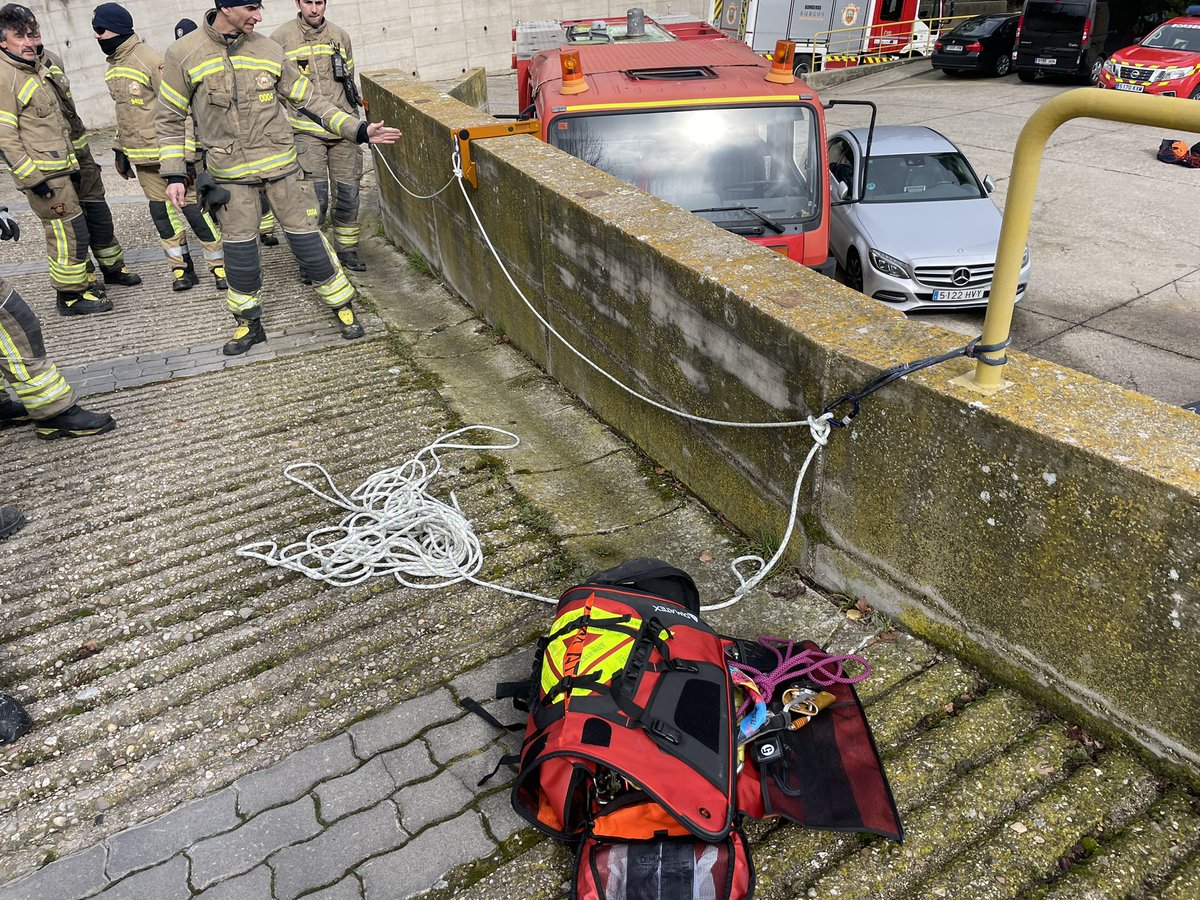 Hoy jornada de demostración y formación en <a href="/BomberosBurgos/">Bomberos Ayto. Burgos</a>  de su Anclaje RAFA L de Hignovate.

Anclaje temporal para Bomberos :
Ligero
Versátil para múltiples escenarios 
Certificado EN795 TYPE B, 
CEN/TS 16415 TYPE B
Hasta 22KN 

información demostraciones : info@urbantech.es
