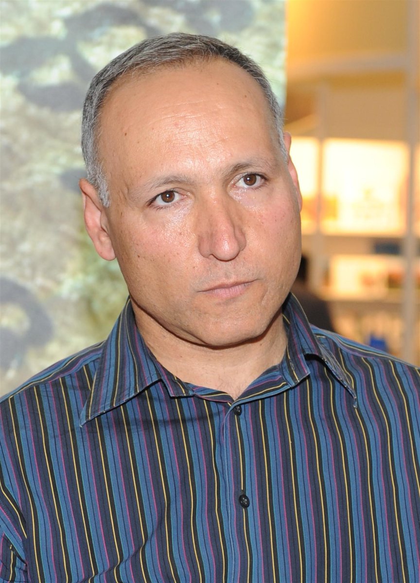 משרד החוץ מברך את השגריר יוסי אבני-לוי על זכייתו בפרס ספיר על ספרו "שלושה ימים בקיץ".

משרד החוץ גאה כי השגריר יוסי אבני-לוי, השליח המיוחד של משרד החוץ לרכוש יהודי מתקופת השואה זכה בפרס היוקרתי ביותר לספרות בישראל.

השגריר אבני-לוי הצטרף למשרד החוץ ב1994 ושירת בברלין, בון ווורשה