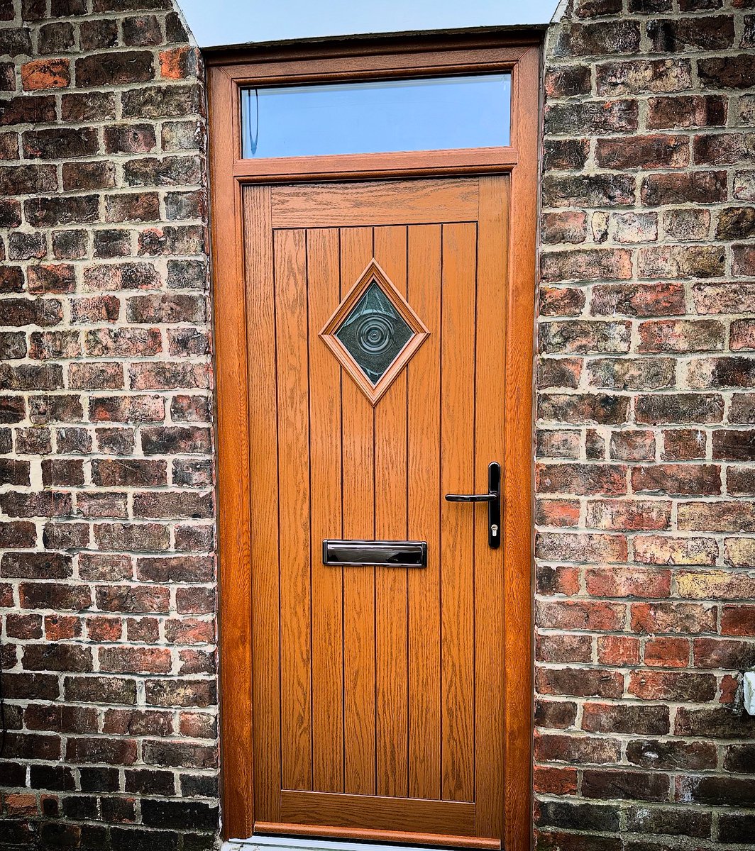 Composite door install to this old cottage 👌🏻 🚪 

#flynnjoiners #hull #eastyorkshire #joiners #carpenters #compositedoor #homeinspo