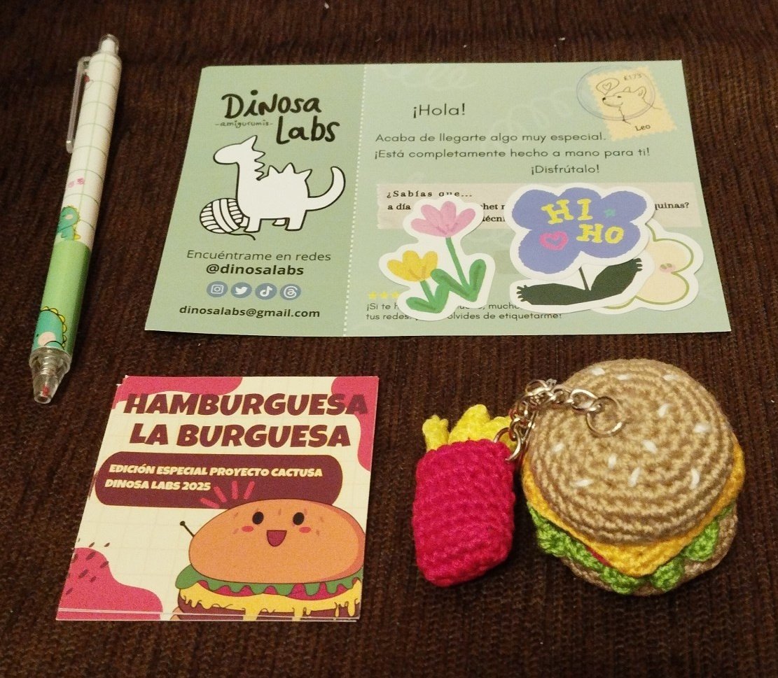 CactusaGamer's tweet photo. @KurainVillager @DinosaLabs @poki3D @rqlworld @dekorera_ Quinto y último paquete de @DinosaLabs, llavero de burguer con patatas, es una cosita más adorable. Ahhhh, mi insulana Cactusa, E NA MO RA DA 😍😍 + https://t.co/dueBTVDuKz