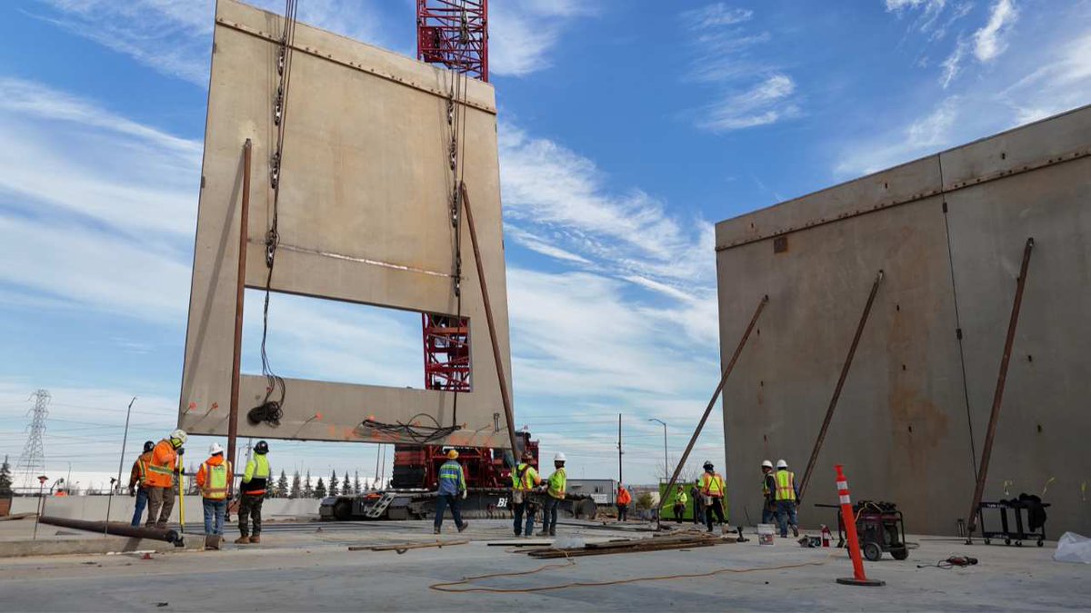 alstonconstruct's tweet photo. #TiltUpTuesday The panels are going up at Blue Oaks Commerce Center in Roseville, CA! This two-building project will span 189,280 SF upon completion, featuring a total of 188 concrete panels across both buildings. Great job to our Sacramento team on their progress! #BuildCA https://t.co/Raepqky7V5