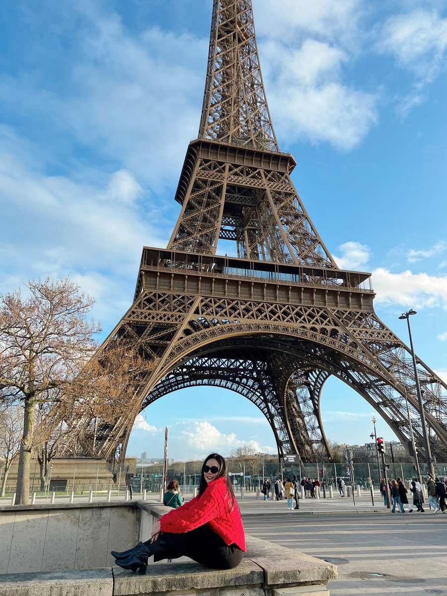 moon55823695's tweet photo. Capturing memories under the Eiffel Tower 🍒 in 🗼 https://t.co/IOgP54cCJh