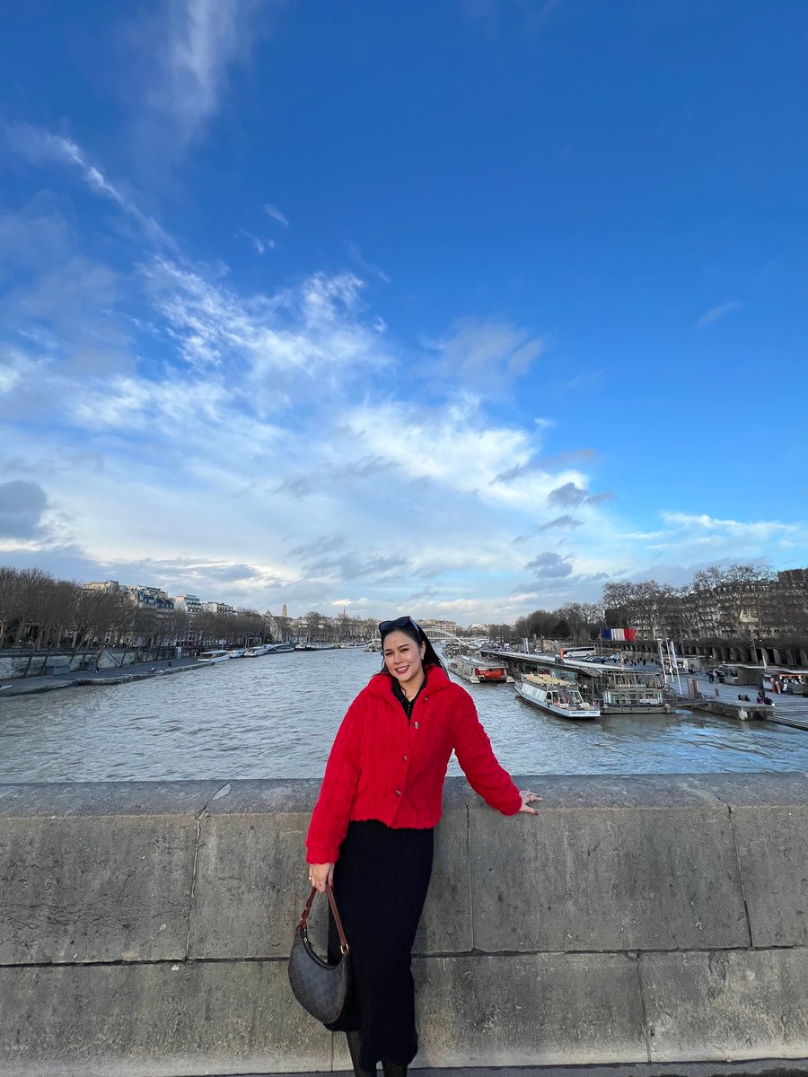 moon55823695's tweet photo. Capturing memories under the Eiffel Tower 🍒 in 🗼 https://t.co/IOgP54cCJh
