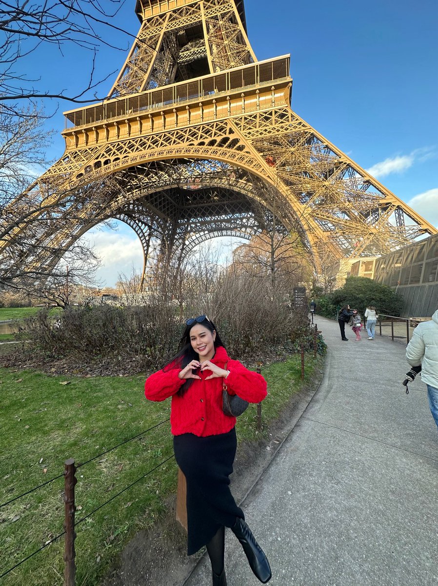 moon55823695's tweet photo. Capturing memories under the Eiffel Tower 🍒 in 🗼 https://t.co/IOgP54cCJh