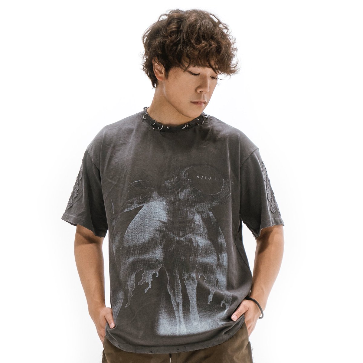otakushop_co's tweet photo. The Solo Leveling collection is almost sold out ‼️ Dominate your day with our Igris Acid Wash T-shirt while you still can 🗡️😈 
Sizes available at https://t.co/EsicgUL5bs

Model: @AleksLeVO 

©SLANM

#sololeveling #sololevelinganime #animemerch #sungjinwoo #crunchyroll https://t.co/QIrbjfhPoY