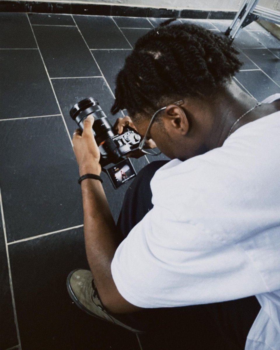 Yo, Moi c’est Polahandroid ma team m’appelle Pola 🤍

Je suis Photographe auteur et Consultant en editing depuis 5 ans et aujourd’hui je fais un theard de mes photos.