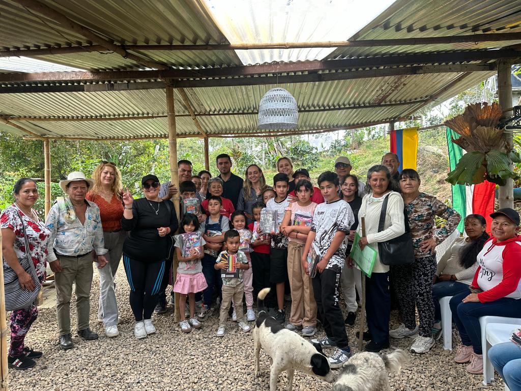 Alvarez_DM1's tweet photo. Grata visita recibimos en Silvania,  la Senadora de nuestro Partido Político MIRA Doctora @AnaPaolaAgudelo  del @PartidoMIRA compartiendo y escuchando a los líderes. Gracias Senadora por estar en Silvania.💙 https://t.co/YBRgIISA1I