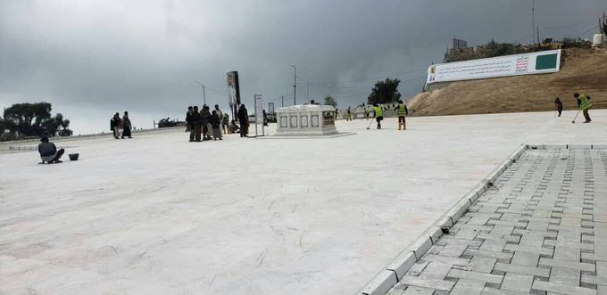 أنه التفكير بالمؤخرات !
الي الحمقى الذين يذهبون لزيارة ضريح الصريع الهالك حسين بدر الدين:
مالذي قدمه هذا الگهنوتي لليمن حتى يستحق التقديس؟
هل صنع الوحدة اليمنية؟
أم حرر اليمن من الأستعمار؟
أم قام ببناء المستشفيات والمدارس والجوامع والجامعات ودور الأيتام؟
أم طور الأقتصاد اليمني؟
.