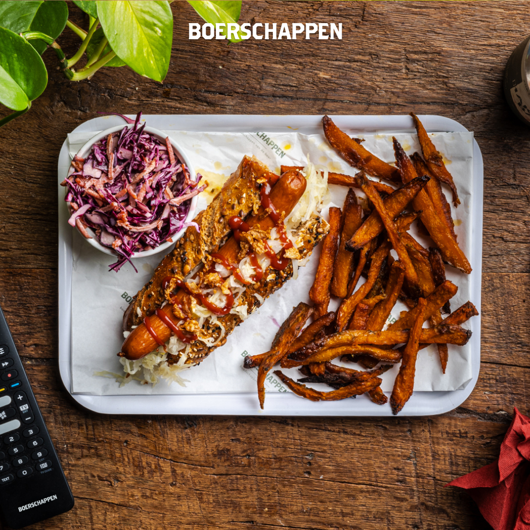 🏈🍔 Comfort food voor Super Bowl Sunday!⁠
⁠
Volgende week zondag is het Super Bowl... misschien kijk jij niet, maar dat betekent niet dat je dit heerlijke comfort food hoeft te missen! 🤤⁠
⁠
👉 Hotdog met zuurkool, zoete aardappel friet en frisse coleslaw!⁠
⁠