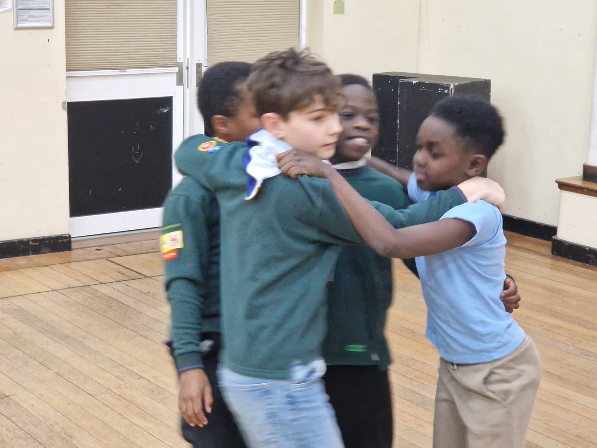 8thReigate's tweet image. So busy this afternoon at cubs as they continued with the Communicator badge. Directions were followed, emails and texts sent and games played! @RAASchoolGatton @ReigateScouts @surreyscouts @RAACoCurriculum