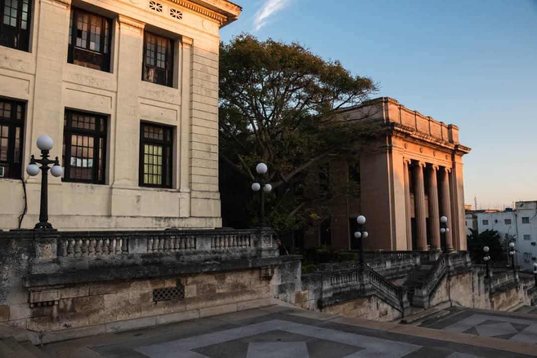 CubaPLUSMag's tweet photo. Con un legado que se remonta a sus orígenes como la más antigua de Cuba y una de las primeras de América, la Universidad de La Habana es un #MonumentoNacional desde 1978. 📷 @d.estrada.r
#CubaPLUS #magazine #university #historia #habanacuba #cultura #UH #Cuba #havana https://t.co/MvFZ13epoe